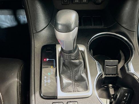 Used 2019 Toyota Highlander XLE FWD image 12