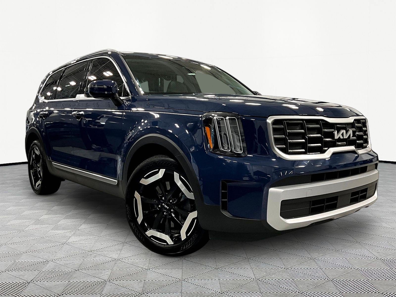Used 2025 Kia Telluride S FWD image 3