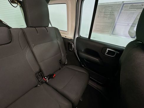 Used 2019 Jeep Wrangler Unlimited Sahara image 14