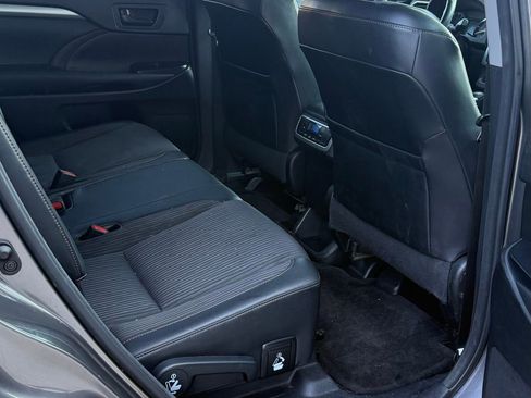 Used 2015 Toyota Highlander LE image 7