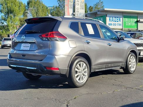 Used 2018 Nissan Rogue SV w/ Premium Package image 30