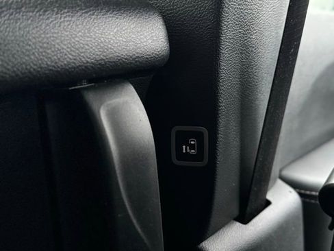 Used 2025 Chrysler Pacifica Limited image 29