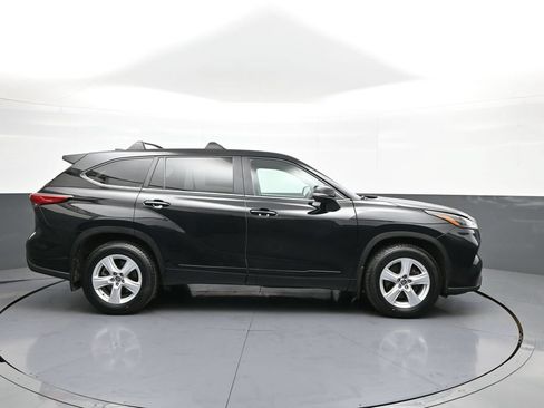 Certified 2023 Toyota Highlander LE FWD image 5