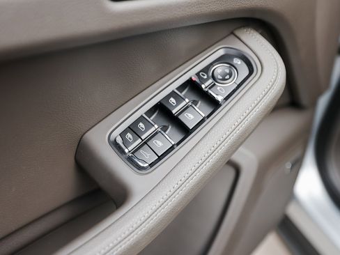 Certified 2025 Porsche Macan image 22