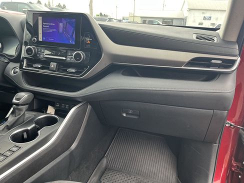 Used 2024 Toyota Highlander LE AWD/4WD image 38
