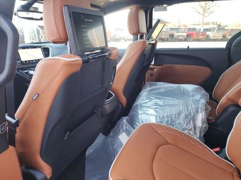 New 2026 Chrysler Pacifica Pinnacle image 22