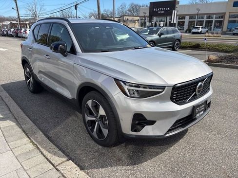 Used 2025 Volvo XC40 B5 Plus image 7
