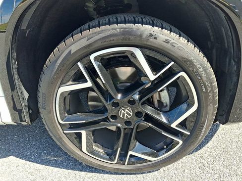 Used 2025 Volkswagen Tiguan SEL R-Line AWD/4WD image 9