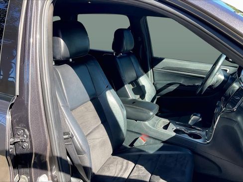Used 2019 Jeep Grand Cherokee Altitude image 9