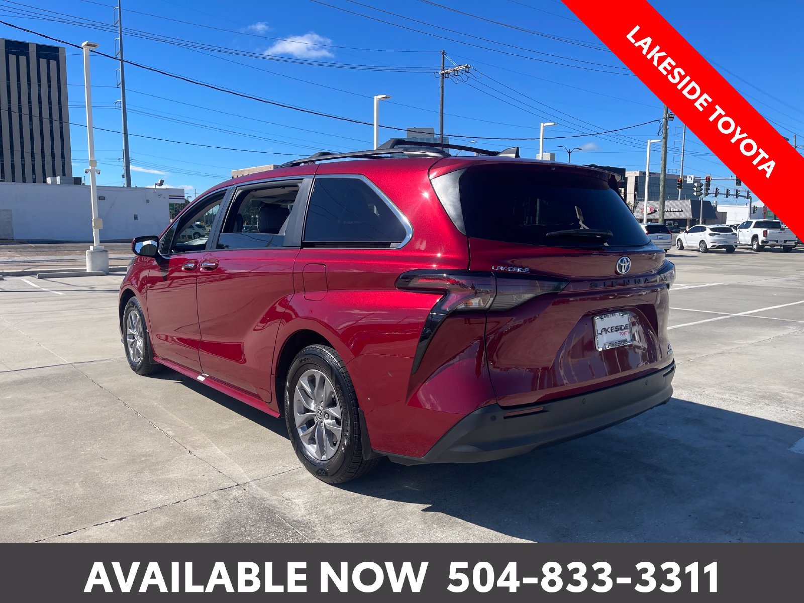 Used 2023 Toyota Sienna XLE FWD image 3