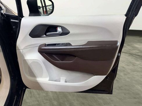 Used 2017 Chrysler Pacifica Touring FWD image 26