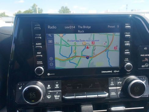 Used 2020 Toyota Highlander XLE AWD/4WD image 14