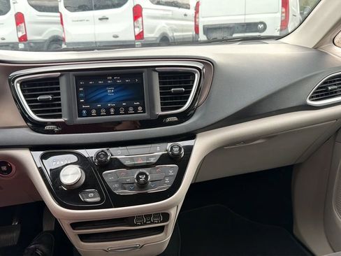 Used 2021 Chrysler Voyager LX image 20