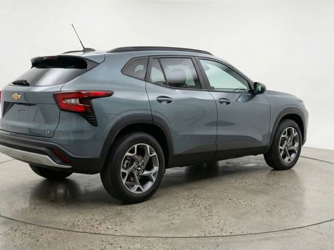Used 2025 Chevrolet Trax LT w/ LT Convenience Package FWD image 9