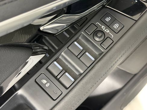 Used 2023 Land Rover Range Rover Evoque R-Dynamic SE AWD/4WD image 28