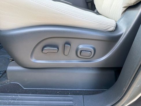 Used 2024 Nissan Titan SV w/ SV Convenience Package RWD image 16