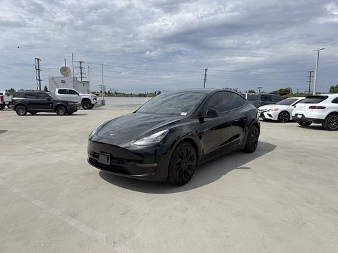 Used 2022 Tesla Model Y Long Range AWD/4WD image 1