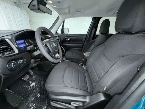 Used 2022 Jeep Renegade Latitude image 3