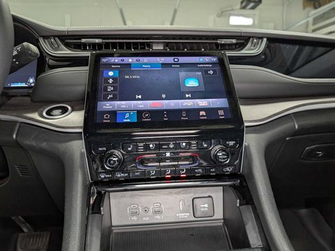 Used 2023 Jeep Grand Cherokee Limited w/ Luxury Tech Group II image 34