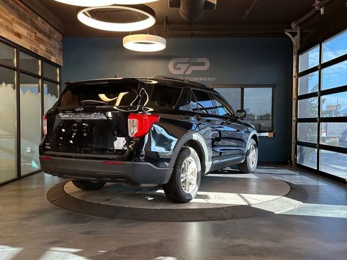 Used 2021 Ford Explorer XLT AWD/4WD image 3