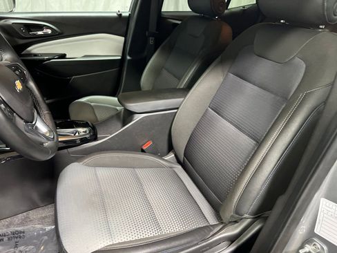 Used 2025 Chevrolet Trax LT w/ LT Convenience Package FWD image 7