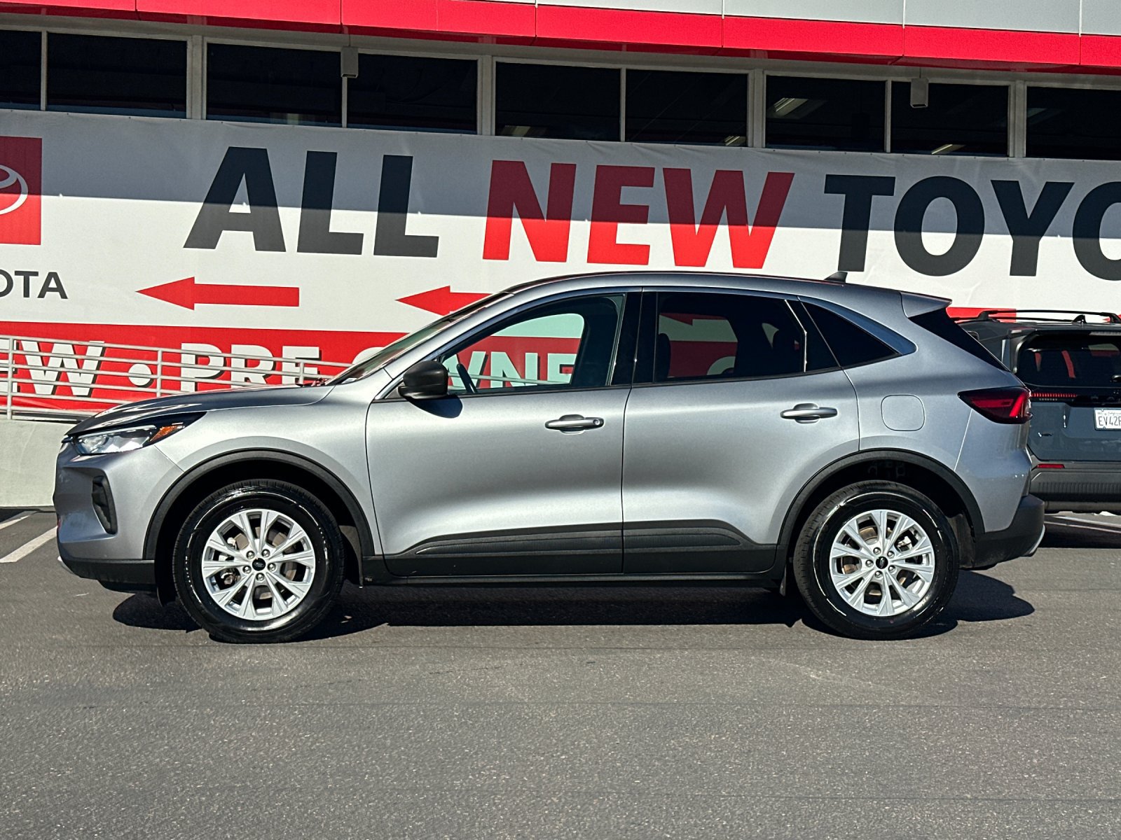Used 2024 Ford Escape Active AWD/4WD image 2
