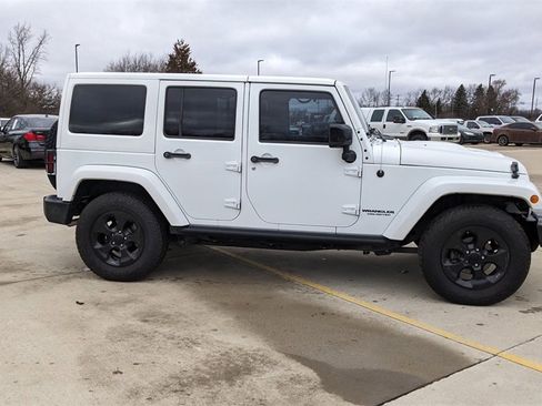 Used 2015 Jeep Wrangler Unlimited Sahara image 2