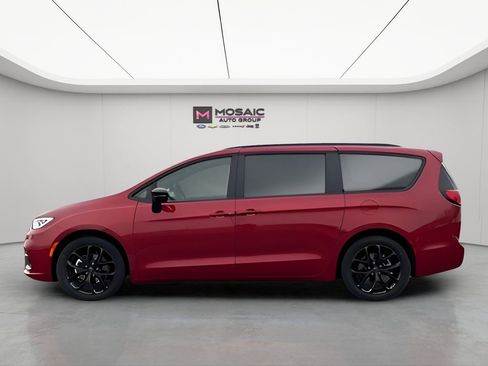 New 2026 Chrysler Pacifica Limited w/ Uconnect Theater Family Group image 4