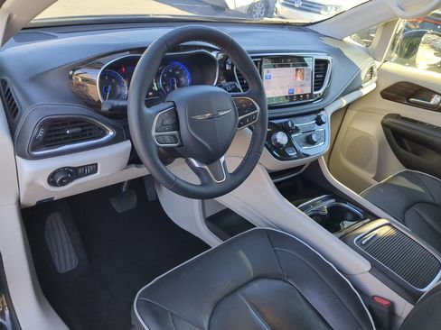 Used 2024 Chrysler Pacifica Limited image 16