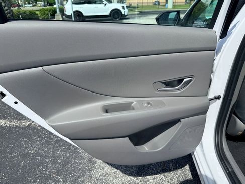 Used 2025 Hyundai Elantra Sport image 17