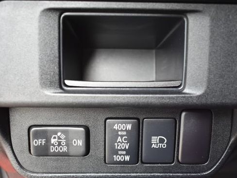 Used 2018 Toyota Tacoma TRD Off-Road w/ Technology Package AWD/4WD image 19