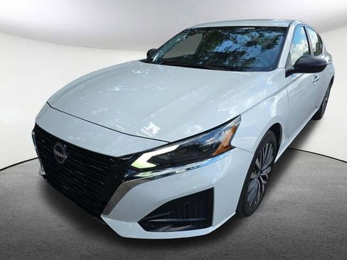 Used 2025 Nissan Altima 2.5 SV FWD image 2