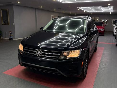 Used 2019 Volkswagen Tiguan SE w/ Panoramic Sunroof Package FWD image 2