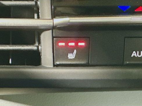 Used 2025 Toyota Sienna XLE image 22