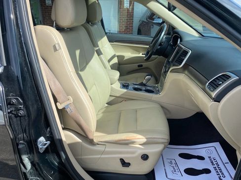 Used 2017 Jeep Grand Cherokee Limited image 10