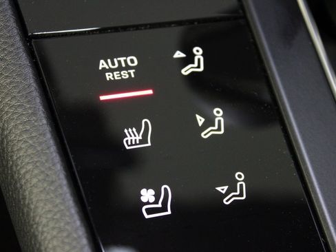 Used 2025 Porsche Macan image 30