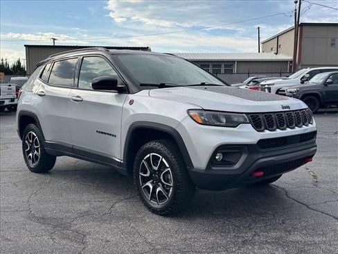 Used 2025 Jeep Compass Trailhawk AWD/4WD image 2