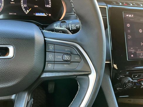 Used 2023 Jeep Grand Cherokee L Laredo image 28