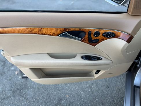 Used 2009 Mercedes-Benz E 350 E 350 4MATIC Sedan 4D image 19