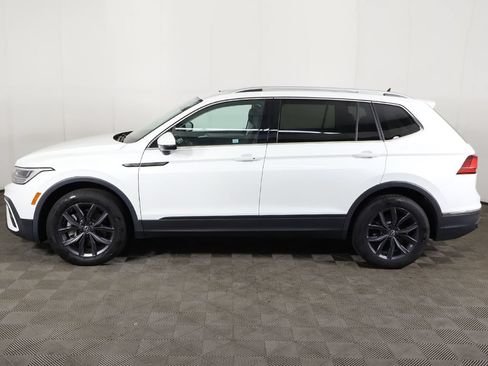Used 2023 Volkswagen Tiguan SE w/ Panoramic Sunroof Package AWD/4WD image 18