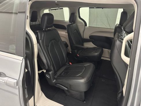 Used 2020 Chrysler Pacifica Touring-L FWD image 47