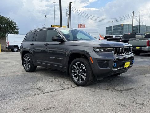 Used 2022 Jeep Grand Cherokee Overland w/ MOPAR Finishing Package AWD/4WD image 4