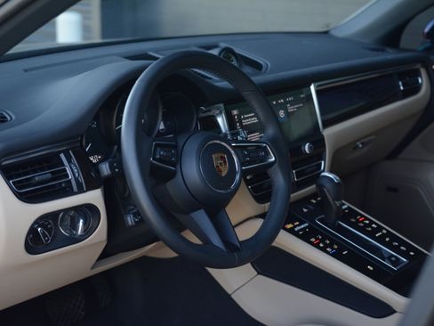 Certified 2026 Porsche Macan AWD/4WD image 4