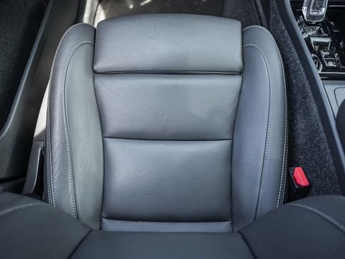 Certified 2025 Volvo XC40 B5 Plus AWD/4WD image 33