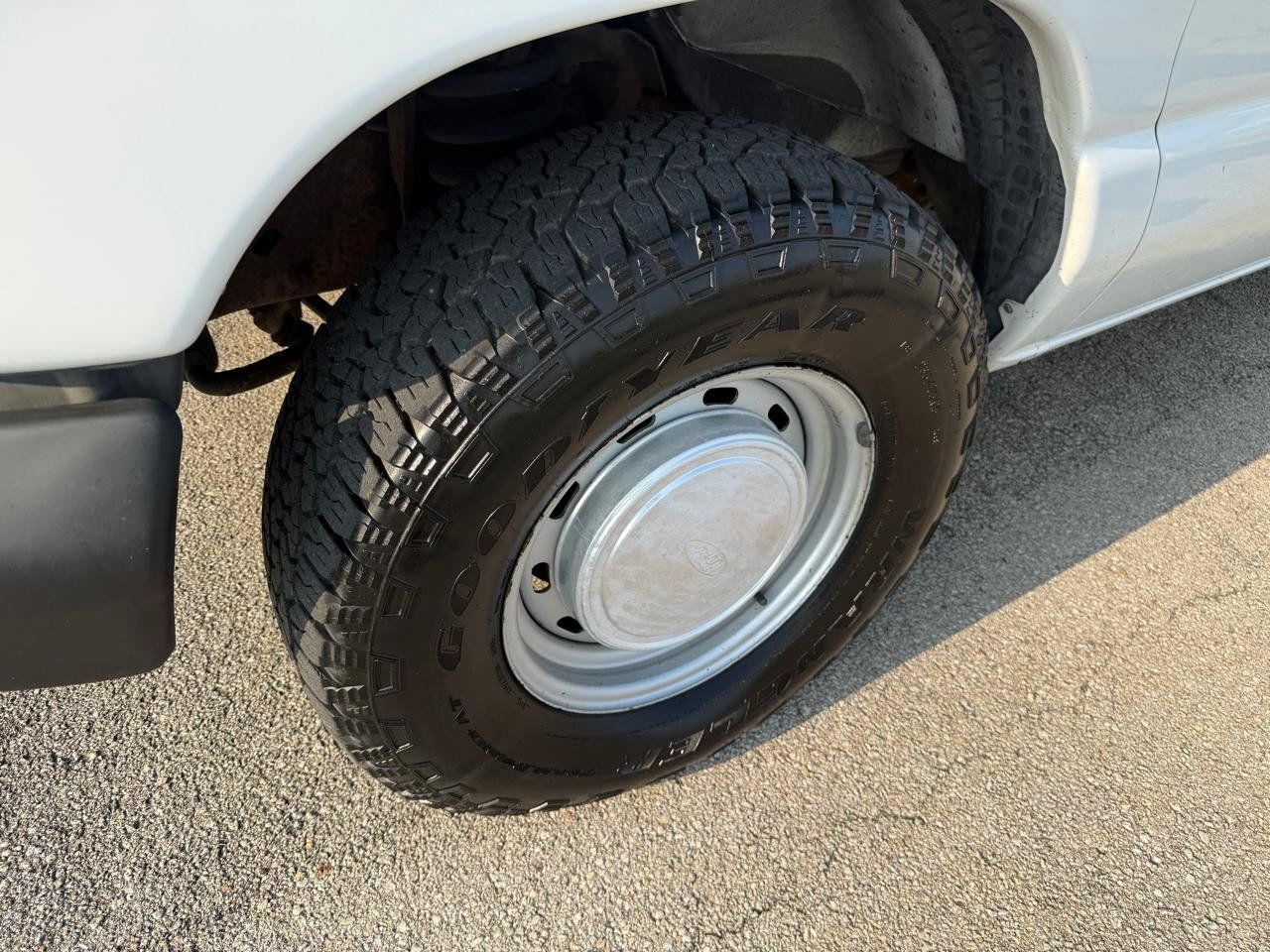 Used 2002 Ford E-150 and Econoline 150 Wagon RWD image 25