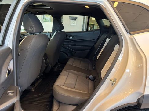 Used 2025 Chevrolet Trax RS w/ Sunroof Package FWD image 25