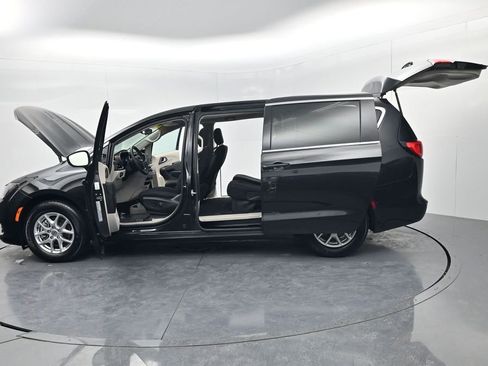 Used 2023 Chrysler Voyager LX image 64