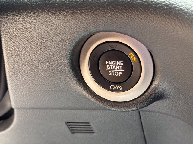 Used 2025 Chrysler Pacifica Select FWD image 16