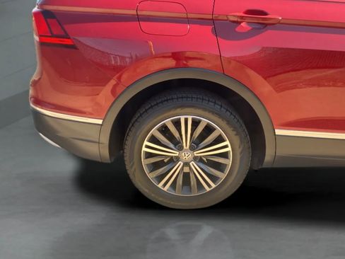Used 2018 Volkswagen Tiguan SEL FWD image 32