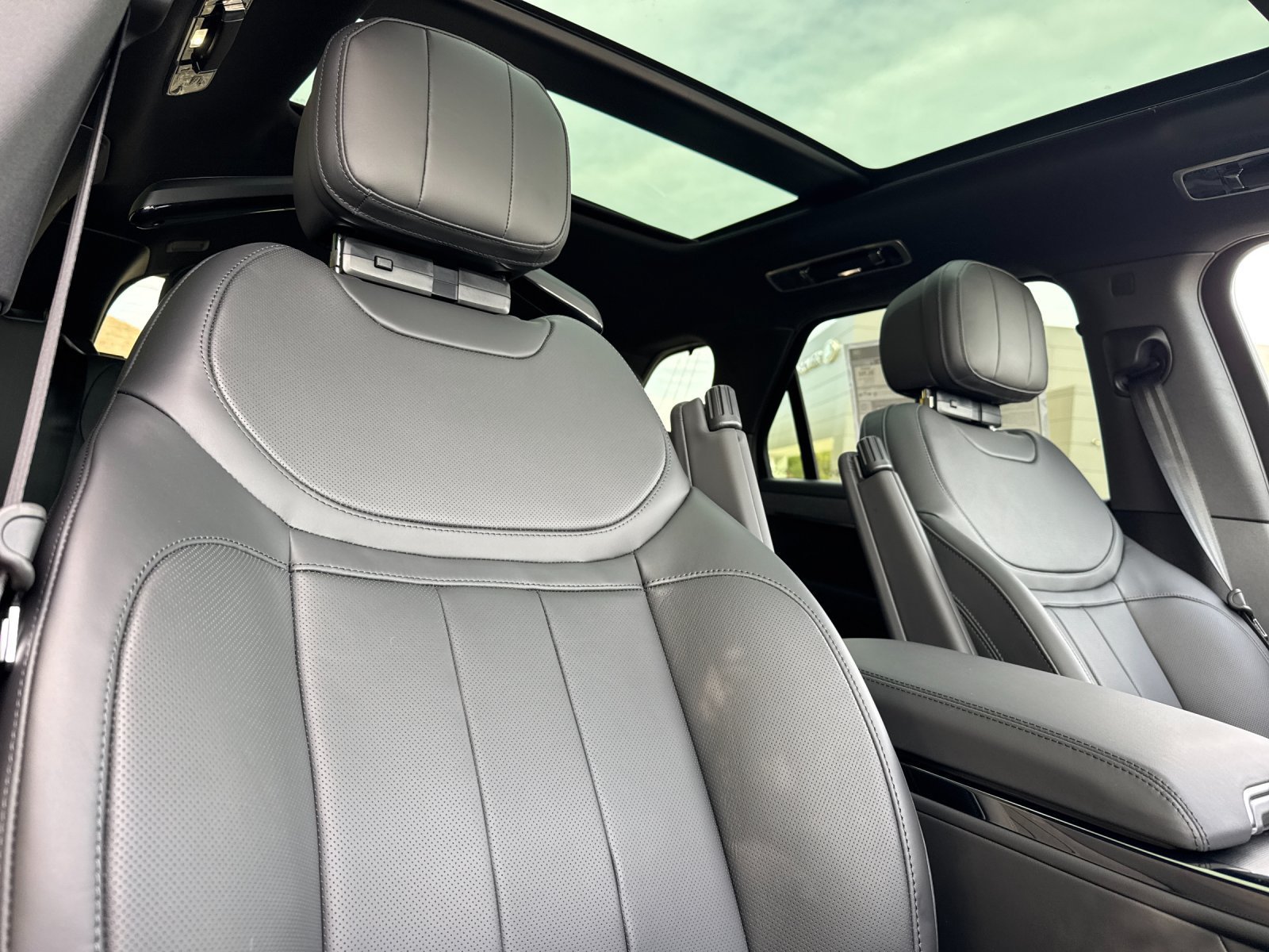New 2026 Land Rover Range Rover Sport Dynamic SE AWD/4WD image 17